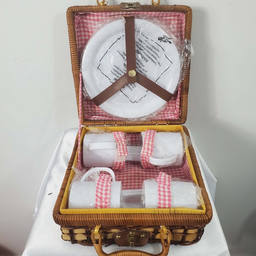 Vintage Wicker Picnic Basket with Dishes For 4 Persons